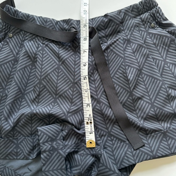 Lululemon Spring Break Away Shorts - 4 - Picture 8 of 9